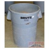 Nice Rubbermaid Brute Trash Can.