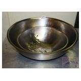 2 Stainless Steel Mixing Bowls. 2 Stainless Steel Mixing Bowls.