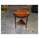 Mahogany Finish Triple Drop Leaf Accent Table.