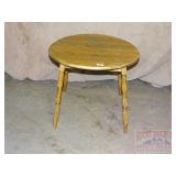 Vintage Round Child's Table w/ Turned Legs.