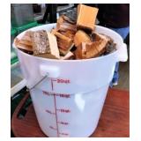 BUCKET OF WOOD CHIPS/3 WOOD SERVING