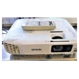 EPSON PROJECTOR MODEL H558A W/CORD & REMOTE