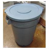 32 Gallon Trash Can w/Dolly & Lid