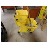 Mop bucket w/mop