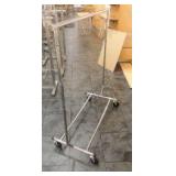 Adjustable garment rack