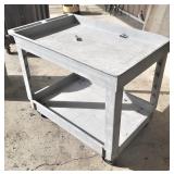 RUBBERMAID Utility Cart