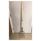 New Wood Handle 5 Tine Pitch Fork