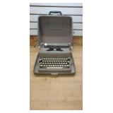Vintage  Royal Typewriter(quite de-luxe) w/case