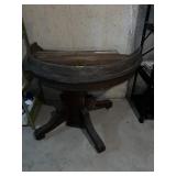Round Oak Parlor Table As ls, Bring help to load