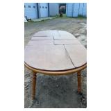 Kitchen Table W/2 Leafs and Felt cover