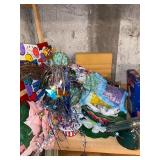 Miscellaneous lot, gift bags, holiday decor