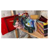 Miscellaneous lot, gift bags, holiday decor