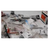 miscellaneous Plumbing stuff see photos for contents