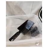 2 PER FOOD STORAGE CONTAINERS W/ LOCK LID & WHEELS / SCOOP