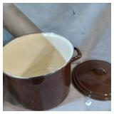 MEDUIM COOKING POT W/ TOP