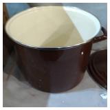 MEDUIM COOKING POT W/ TOP