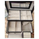 small jewelry box DAMAGED lid does not lock