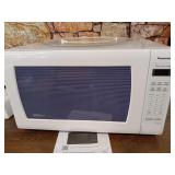 Panasonic NN-SN936W Countertop Microwave with Inverter Technology, 2.2 Cubic Foot, 1250W, White
