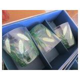 Set of 7 tumblers and 1 green decorative glass