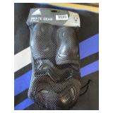 GTRacing floor mat and set of inline skate pads M