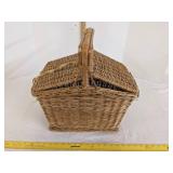 Wicker picnic basket