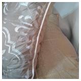 COMFORTER SET W/ 4 THROW PILLOWS, SIZE KING