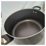 FARBERWARE POT W/ TOP (GENTLY USED)