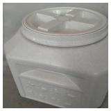 PET FOOD STORAGE SMALL W/ SCOOP