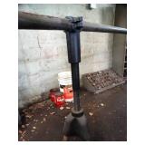 Metal Pipe Holder / Level - Bolted to Floor