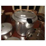 Lot of several pressure cookers