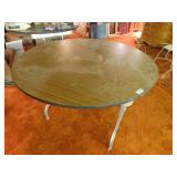 Folding round banquet table