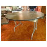 Folding round banquet table