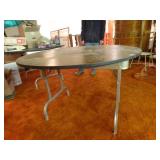 Folding round banquet table