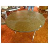 Folding round banquet table