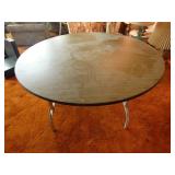 Folding round banquet table