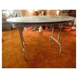 Folding round banquet table