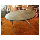 Folding round banquet table