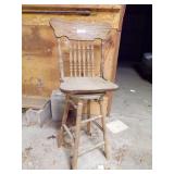 OAK SWIVEL BAR STOOL