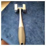 Lufu Tender meat mallet is a kind of professional heavy mallet used in cooking. Dual-purpose mallet body made of zinc alloy, the handle is made of silica gel which is non-slip