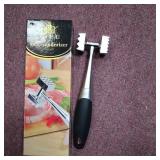 Lufu Tender meat mallet is a kind of professional heavy mallet used in cooking. Dual-purpose mallet body made of zinc alloy, the handle is made of silica gel which is non-slip