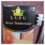Lufu Tender meat mallet is a kind of professional heavy mallet used in cooking. Dual-purpose mallet body made of zinc alloy, the handle is made of silica gel which is non-slip
