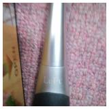 Lufu Tender meat mallet is a kind of professional heavy mallet used in cooking. Dual-purpose mallet body made of zinc alloy, the handle is made of silica gel which is non-slip