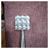 Lufu Tender meat mallet is a kind of professional heavy mallet used in cooking. Dual-purpose mallet body made of zinc alloy, the handle is made of silica gel which is non-slip