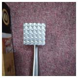 Lufu Tender meat mallet is a kind of professional heavy mallet used in cooking. Dual-purpose mallet body made of zinc alloy, the handle is made of silica gel which is non-slip