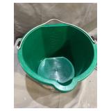 Farm Innovators "All Seasons" Oversized 5-Gallon Flat-Back Heated Bucket Model FB-120, 120-Watt