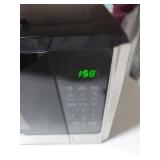 BLACK+DECKER Digital Microwave Oven with Turntable Push-Button Door, Child Safety Lock, Stainless Steel, 0.9 Cu Ft