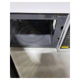 Farberware Classic FMO07ABTWHA 0.7 Cu. Ft 700-Watt Microwave Oven with LED Lighting, White