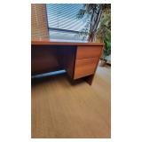 U Shaped Wooden Laminate Office Desk and Bookshelf