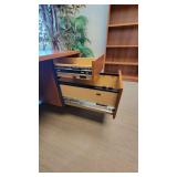 U Shaped Wooden Laminate Office Desk and Bookshelf