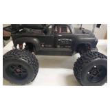 ARRMA 1/8 NOTORIOUS 6S V5 4WD BLX Stunt Truck with Spektrum Firma RTR, Black, ARA8611V5T1